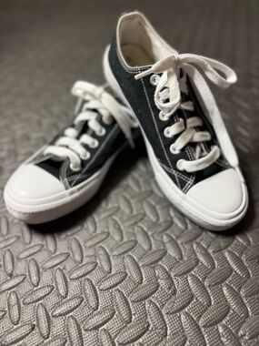 No Boundaries Black Canvas Low-Top Sneakers with White Accents Size 9